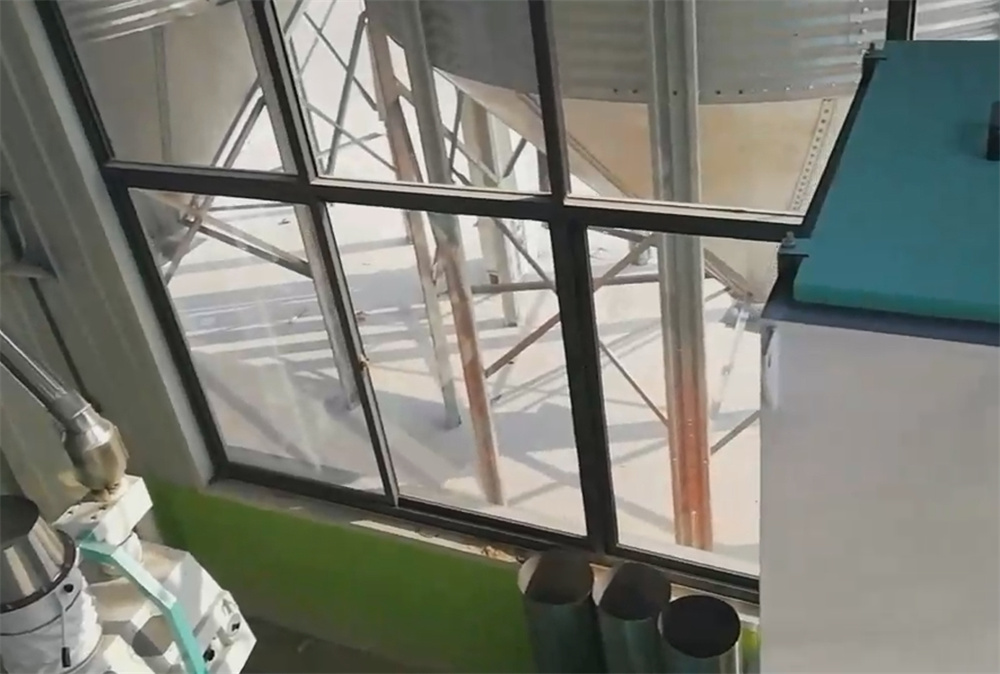 河北滄州經濟開發區八加四石磨面粉機生產線安裝現場